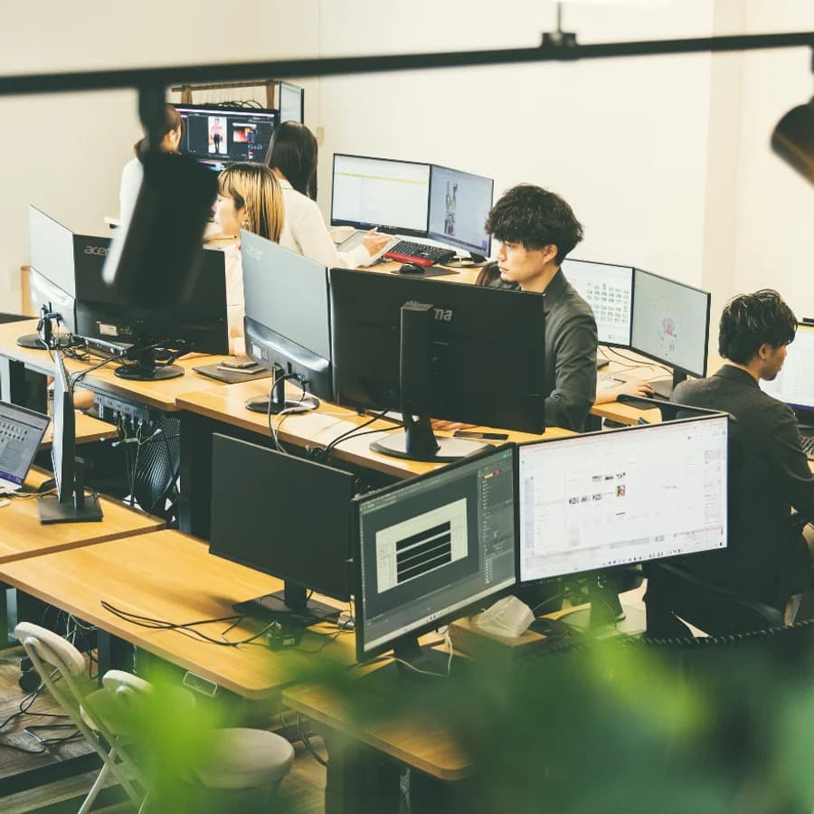 LINCREADのオフィスで業務に取り組むスタッフ